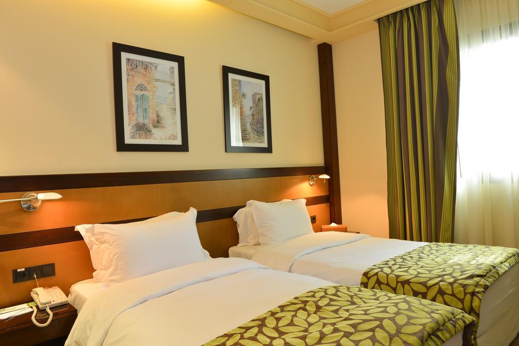 Coral Beirut Al Hamra Hotel Екстериор снимка