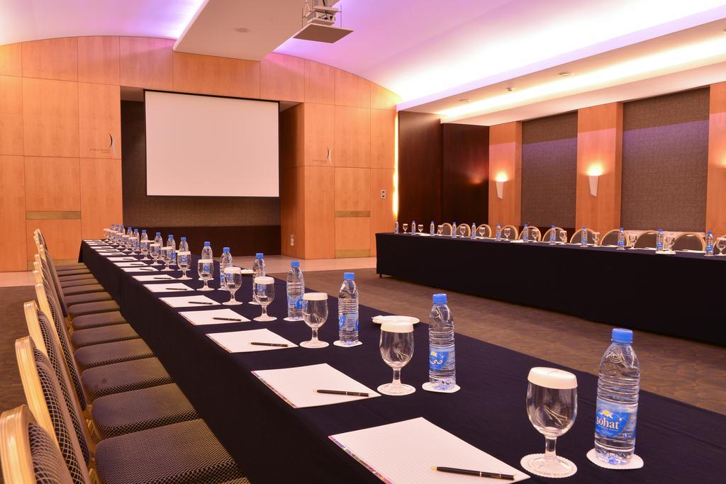 Coral Beirut Al Hamra Hotel Екстериор снимка