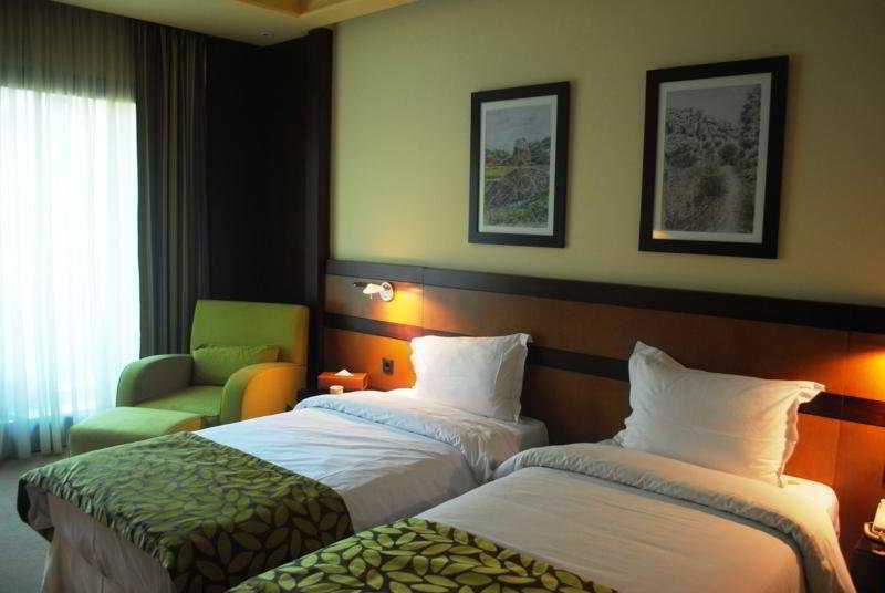 Coral Beirut Al Hamra Hotel Екстериор снимка