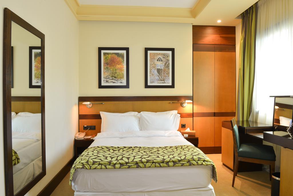 Coral Beirut Al Hamra Hotel Екстериор снимка