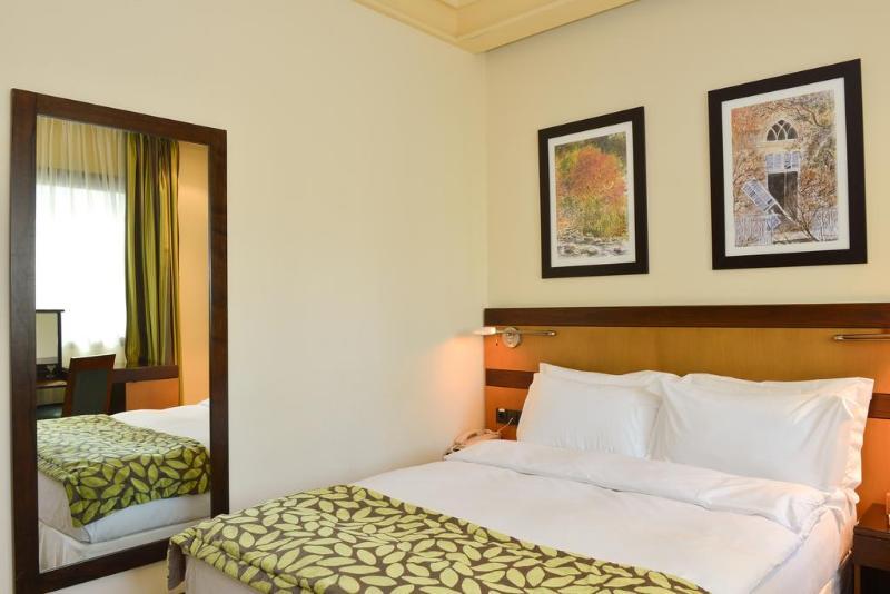Coral Beirut Al Hamra Hotel Екстериор снимка